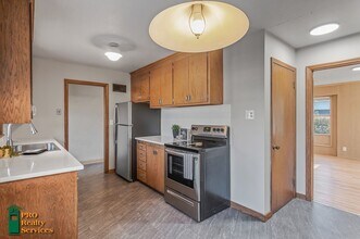 7 Interlachen Rd in Hopkins, MN - Building Photo - Building Photo