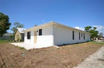 2188 Barker Blvd in Ft. Myers, FL - Foto de edificio - Building Photo