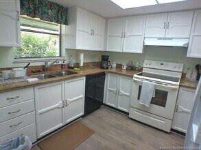 121 SW South River Dr in Stuart, FL - Building Photo - Building Photo