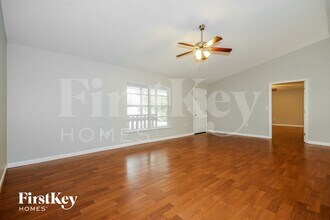 8240 Stoner Rd in Riverview, FL - Foto de edificio - Building Photo