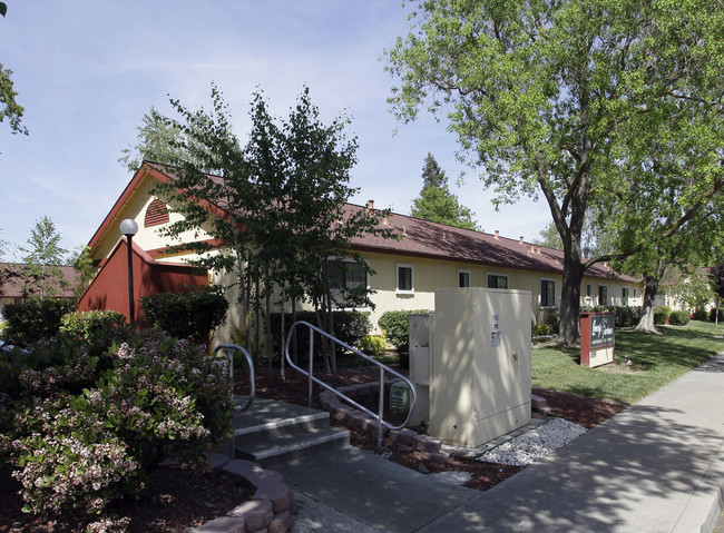 Lincoln Gardens Apartments for Seniors in Woodland, CA - Building Photo - Building Photo