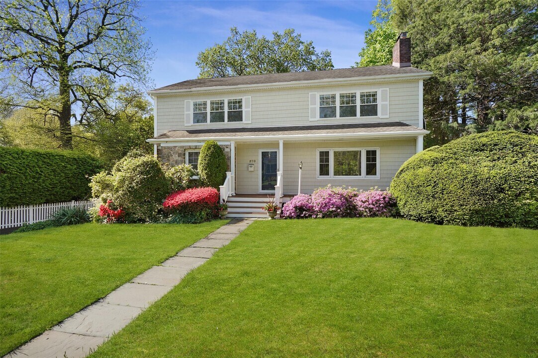 370 Oakland Beach Ave in Rye, NY - Building Photo