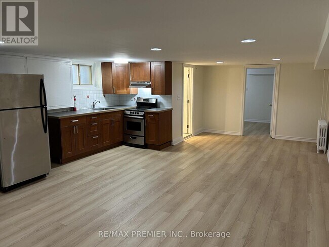 1342 Pape Ave in Toronto, ON - Building Photo - Building Photo