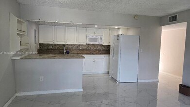 17600 NW 68th Ave, Unit B2002 in Hialeah, FL - Building Photo - Building Photo
