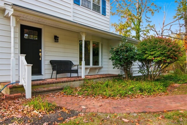 14 Flax Pond Woods Rd in East Setauket, NY - Building Photo - Building Photo