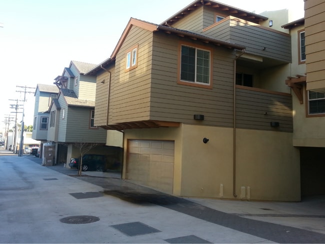 1056 Pearl St