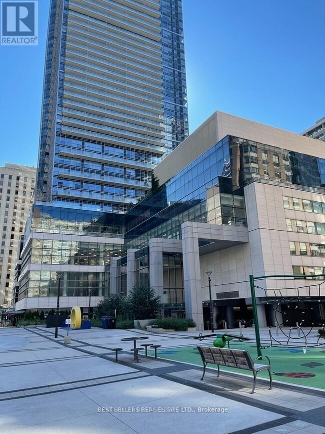 386 Yonge St in Toronto, ON - Building Photo - Building Photo