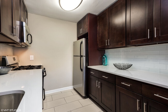 The Crossings At Metropark in Iselin, NJ - Building Photo - Building Photo