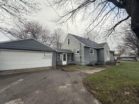 1585 Wilson Ave SW in Grand Rapids, MI - Building Photo