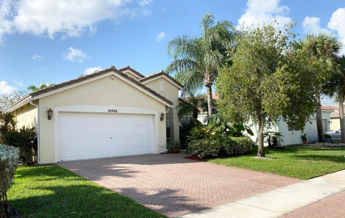 10746 Oak Bend Way in Wellington, FL - Building Photo