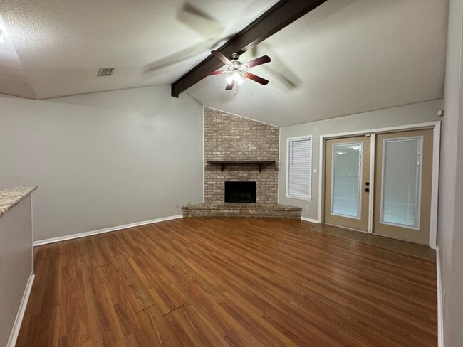 303 Londonderry Dr in Victoria, TX - Building Photo - Building Photo