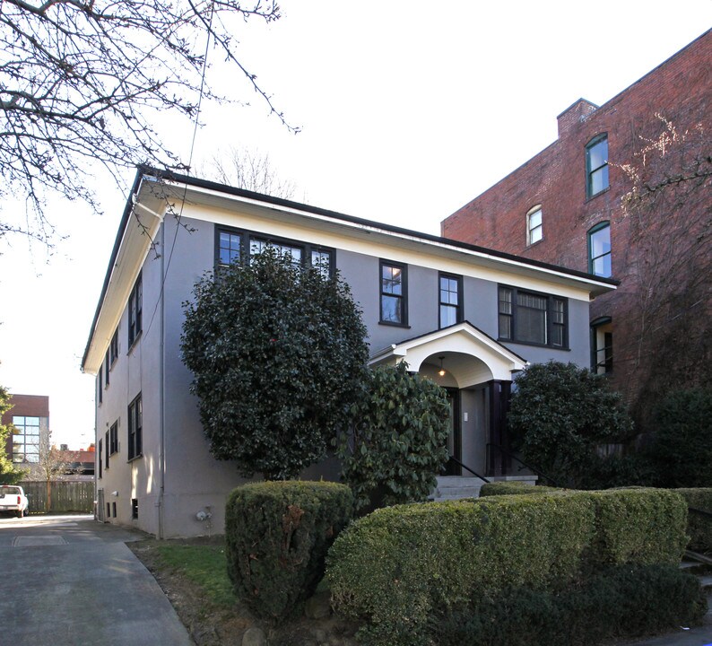 2066 NW OVERTON St in Portland, OR - Building Photo