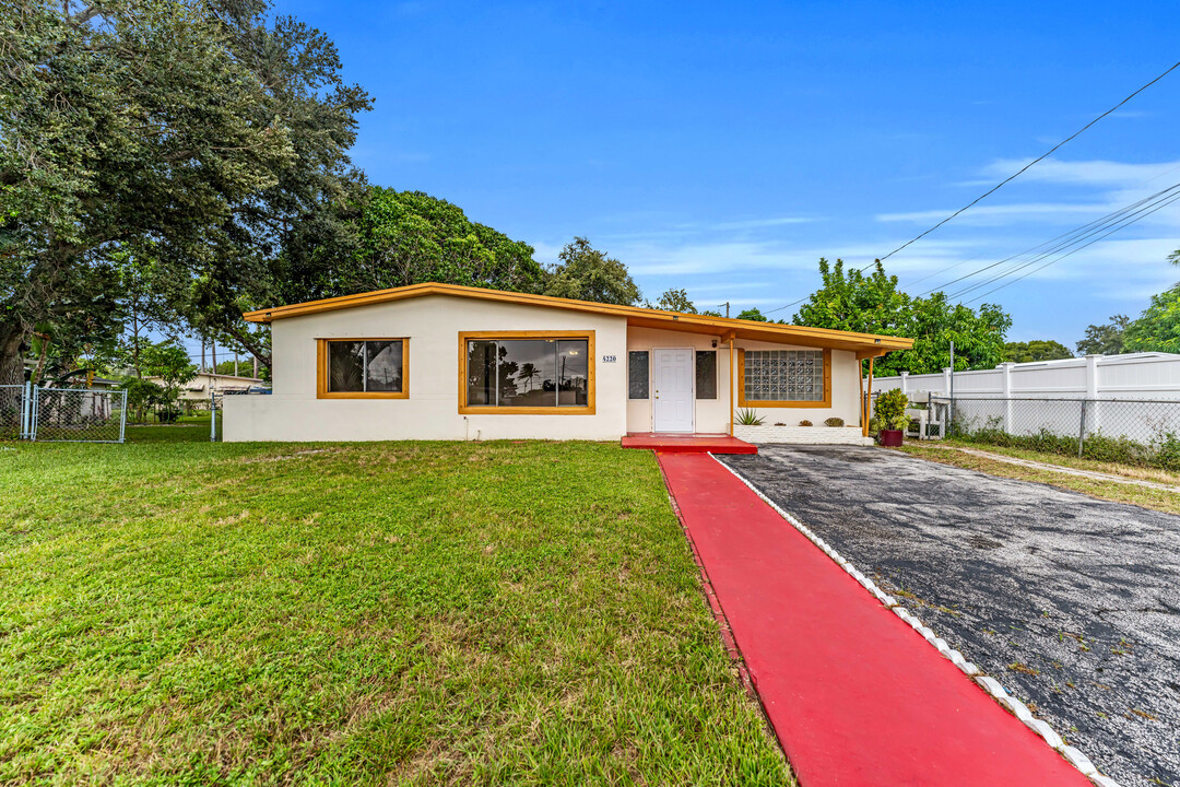 4220 SW 36th St in West Park, FL - Building Photo