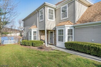 16 Lagoon Way in Roxbury Township, NJ - Building Photo - Building Photo