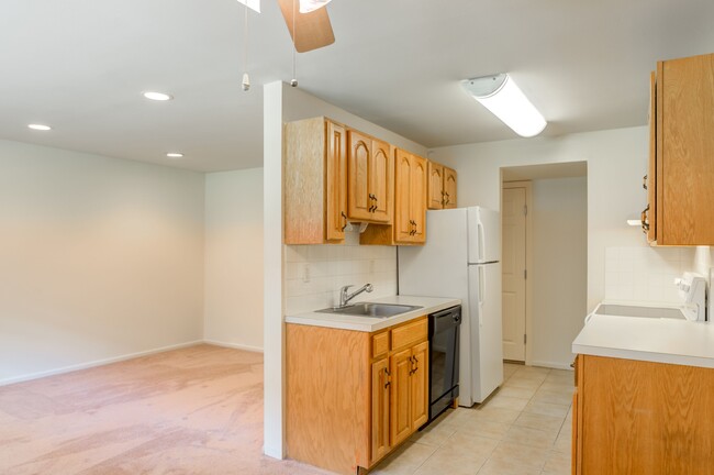 North Hills Apartments, LLC in Colonia, NJ - Building Photo - Building Photo