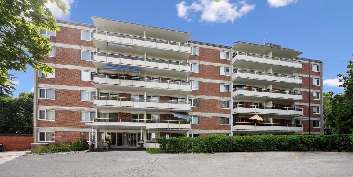 Surrey Place Apartments in Kitchener, ON - Building Photo