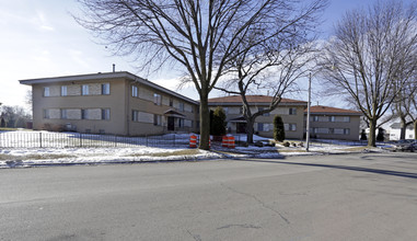 Carmen Court Apartments in Milwaukee, WI - Building Photo - Building Photo