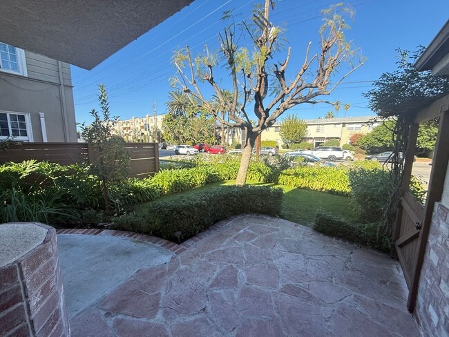 11924 Magnolia Blvd in Los Angeles, CA - Building Photo - Building Photo