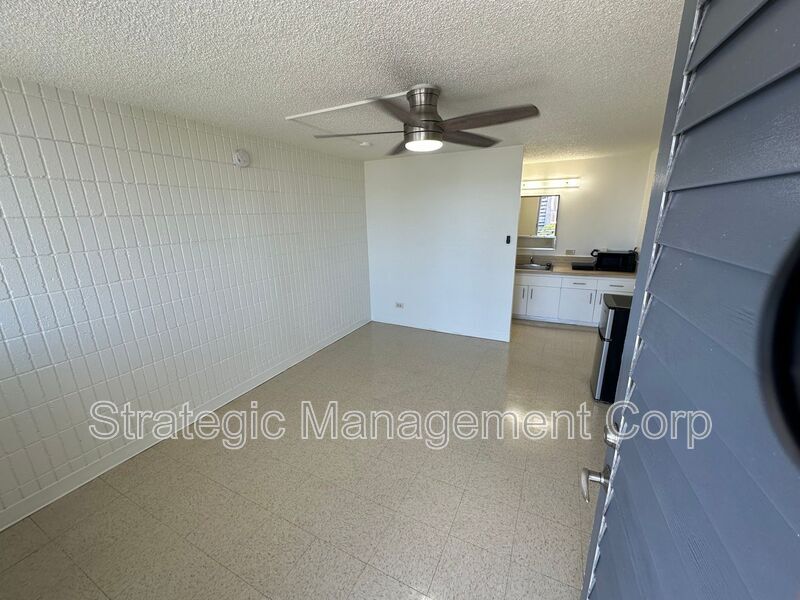 1301 Lusitana St in Honolulu, HI - Building Photo