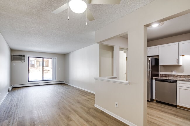Cedar Hills in Minnetonka, MN - Foto de edificio - Interior Photo