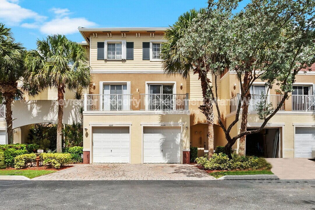 4649 SW 75th Way in Davie, FL - Building Photo