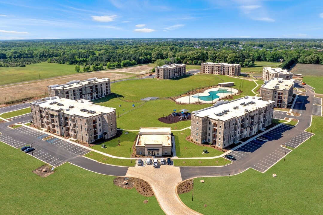 Joy Park Luxury Apartments in Kathleen, GA - Foto de edificio
