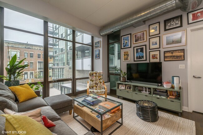 660 W Wayman St, Unit 301B in Chicago, IL - Building Photo - Building Photo
