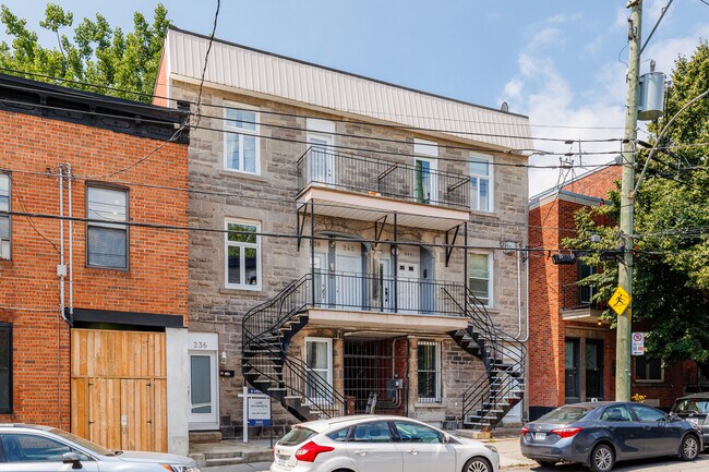 236 Bourget Rue in Montréal, QC - Building Photo - Building Photo