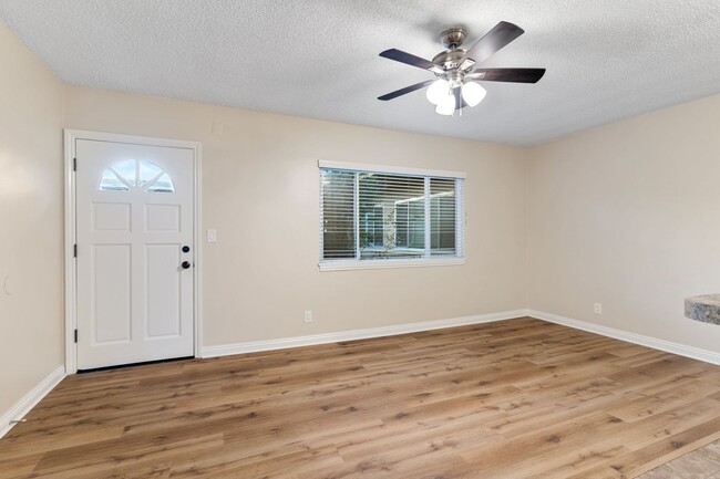 1427 W Parade St, Unit A6 in Long Beach, CA - Building Photo - Building Photo