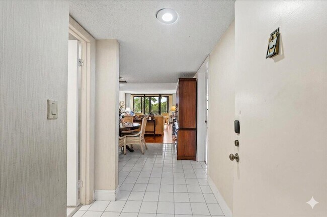 16251 Golf Club Rd, Unit 312 in Weston, FL - Foto de edificio - Building Photo