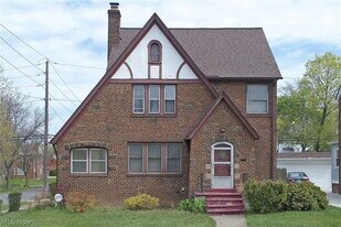 3549 Bainbridge Rd in Cleveland Heights, OH - Building Photo
