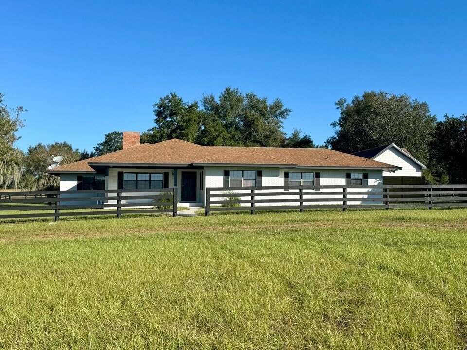 4401 Griffin View Dr in Lady Lake, FL - Building Photo