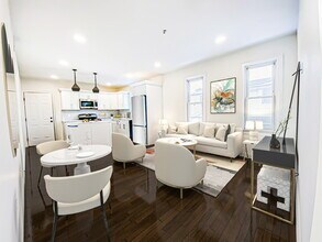 21 Bellevue St, Unit 3 in Waltham, MA - Foto de edificio - Building Photo