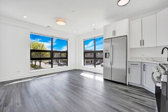 4350 W Lawrence Ave in Chicago, IL - Building Photo - Building Photo