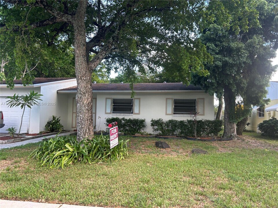 7262 SW 1st St in Margate, FL - Building Photo
