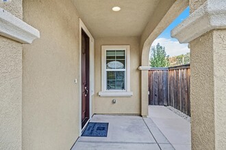 1705 Hummingbird Way in Tracy, CA - Foto de edificio - Building Photo