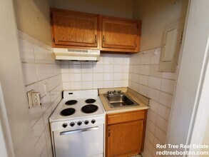 1688 Beacon St, Unit 23 in Brookline, MA - Foto de edificio - Building Photo