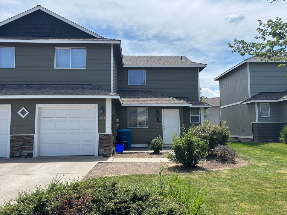 1912 NW Larch Spur Ct in Redmond, OR - Building Photo