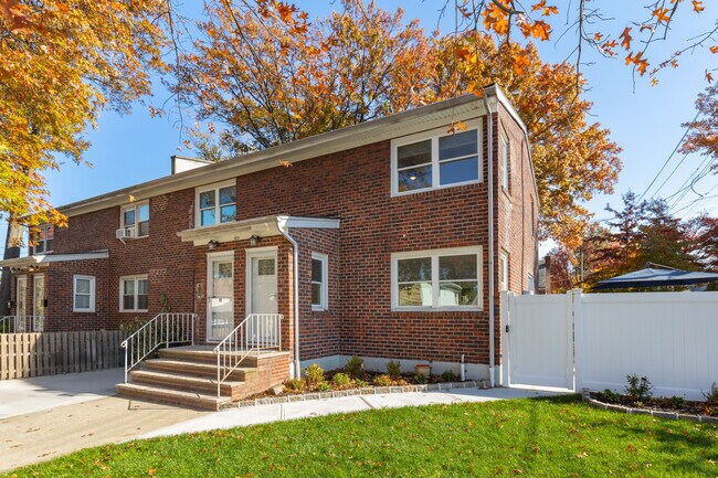 165 Byrne Ave in Staten Island, NY - Building Photo - Building Photo