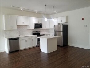 35 Van Nydeck Ave in Beacon, NY - Foto de edificio - Building Photo