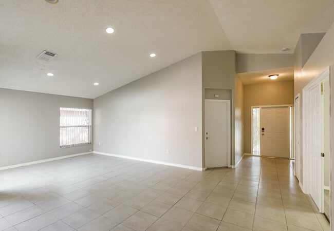 5010 SW 151st Ter in Miramar, FL - Foto de edificio - Building Photo