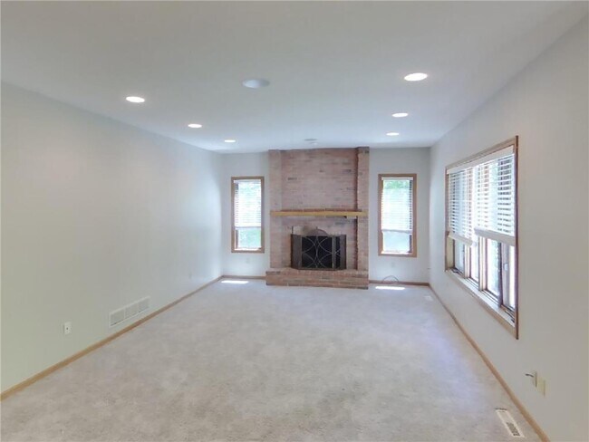 5585 Rosewood Ln in Plymouth, MN - Building Photo - Building Photo