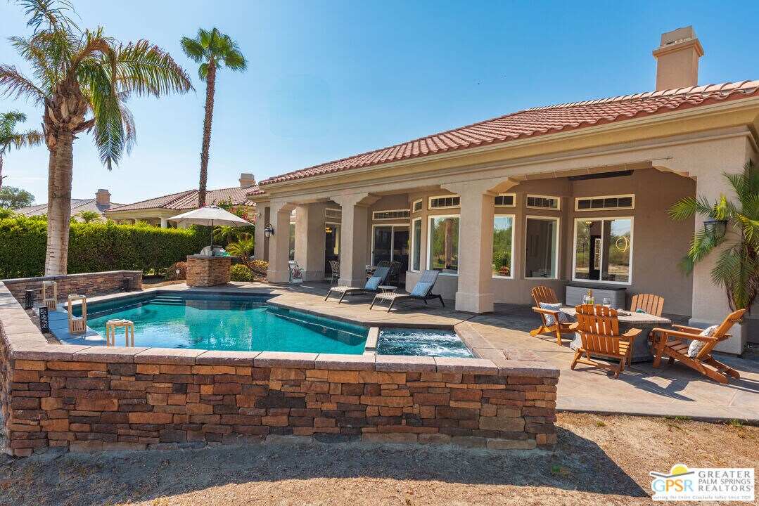45 Vista Encantada in Rancho Mirage, CA - Building Photo