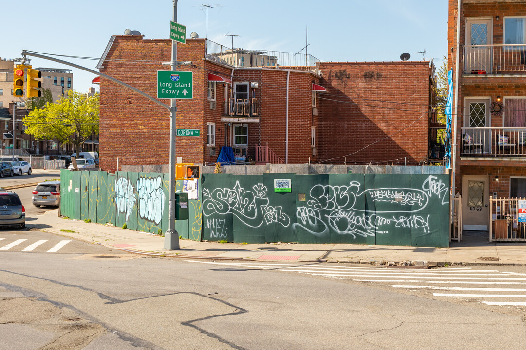 11072 Corona Ave in Flushing, NY - Foto de edificio
