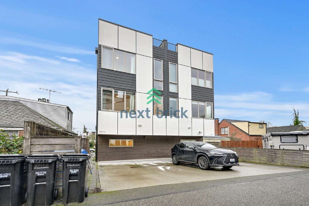 8353 18th Ave NW in Seattle, WA - Foto de edificio