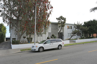 8750 Owensmouth Ave in Canoga Park, CA - Building Photo - Building Photo