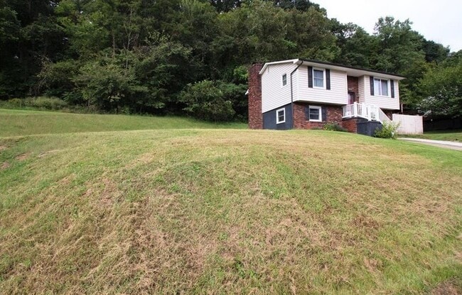 205 Libby Ln in Charleston, WV - Building Photo - Building Photo