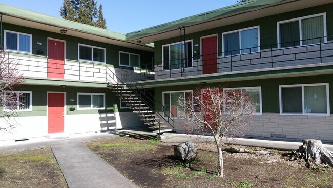 8427 SE Bush St in Portland, OR - Building Photo - Building Photo