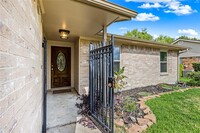 1213 Brookhollow Dr in Deer Park, TX - Foto de edificio - Building Photo