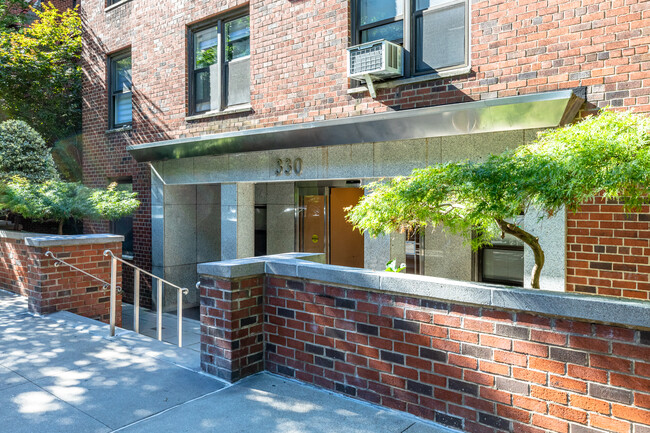 330 E 80th St in New York, NY - Building Photo - Building Photo